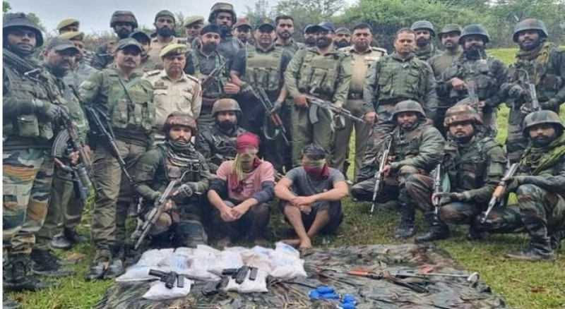 Jammu Kashmir: पुंछ में नियंत्रण रेखा पर घुसपैठ की कोशिश नाकाम, तीन आतंकी गिरफ्तार कई हथियार बरामद