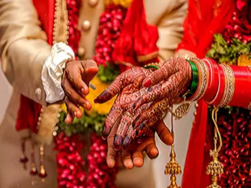 Jhansi News: धर्म की दीवार तोड़ मोबाइल वाले से किया प्यार! हो गई शादी, अब कोर्ट में परीक्षा की बारी