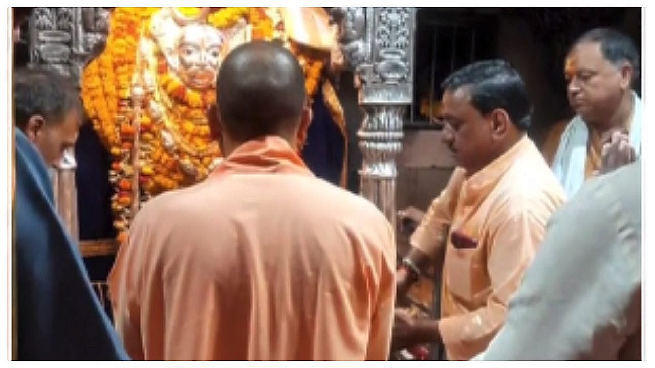वाराणसी : मुख्यमंत्री ने काशी विश्वनाथ और कालभैरव का किया दर्शन !