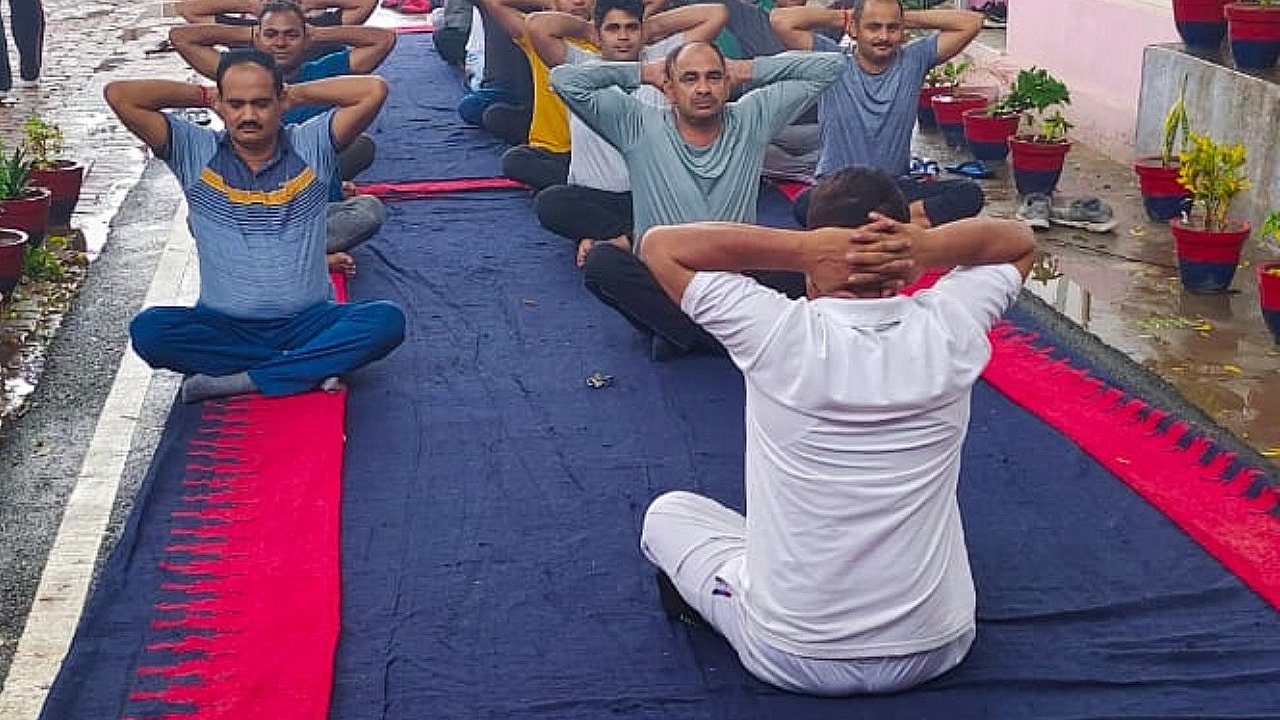 हरदोई : अंतर्राष्ट्रीय योग दिवस पर पुलिसकर्मियों ने किया योग !
