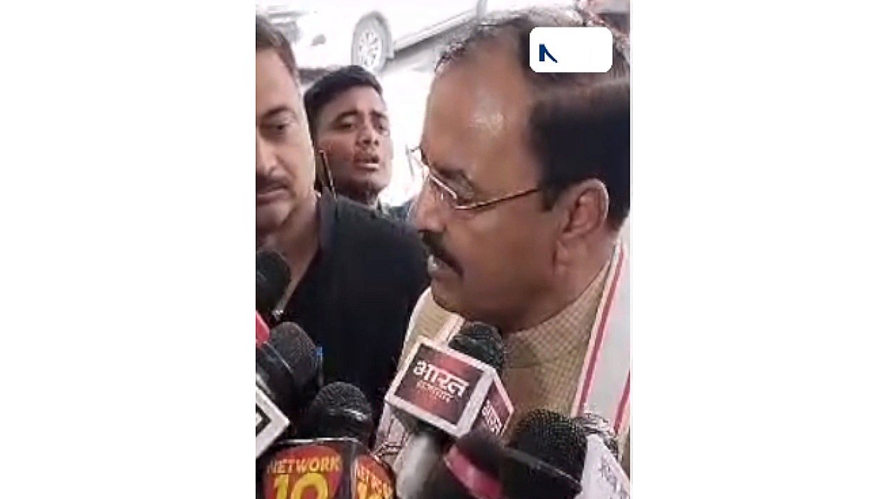 वाराणसी : डिप्टी सीएम बड़ी बैठक के लिए पहुंचे !