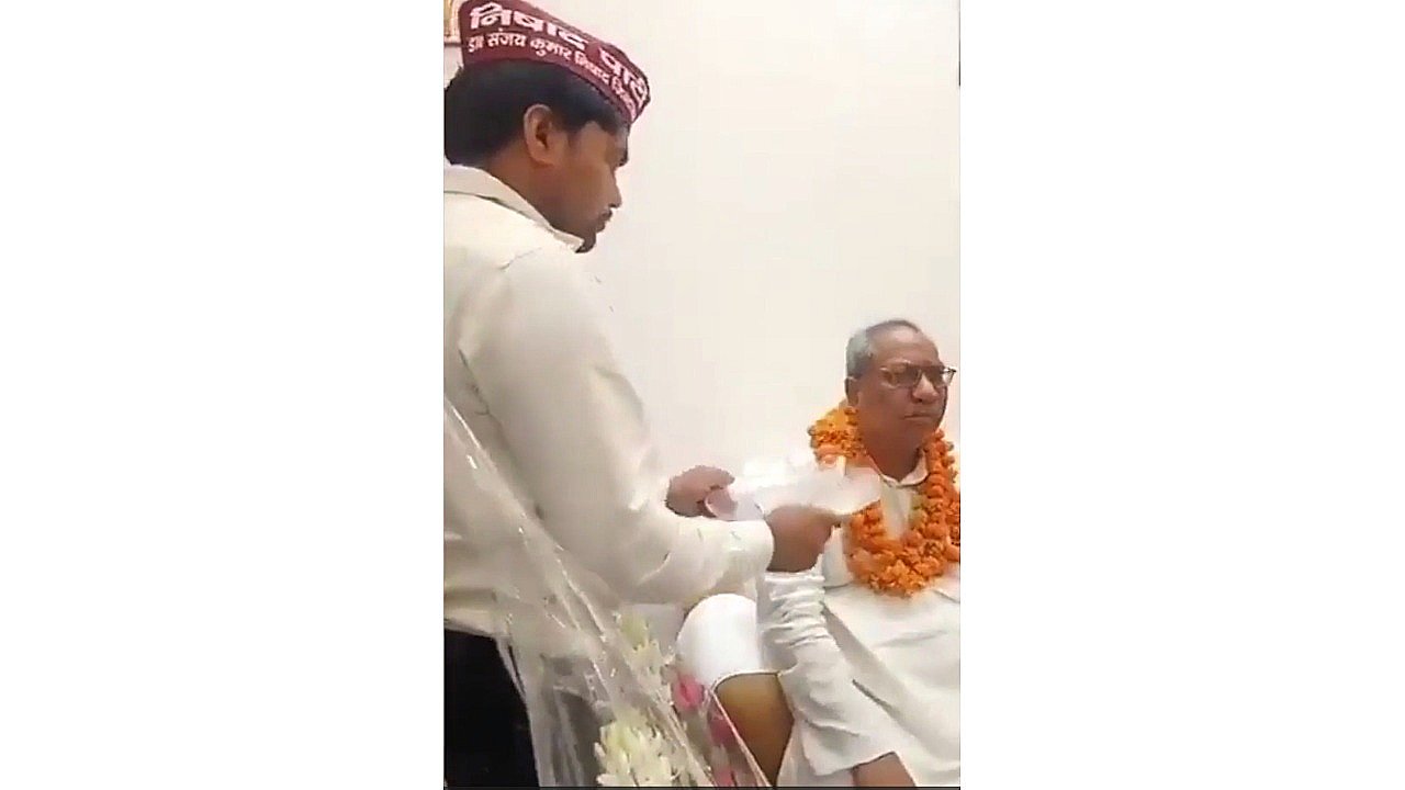 फिर वायरल हुआ संजय निषाद का पुराना वीडियो, देंखे कैसे करे रहे आरती