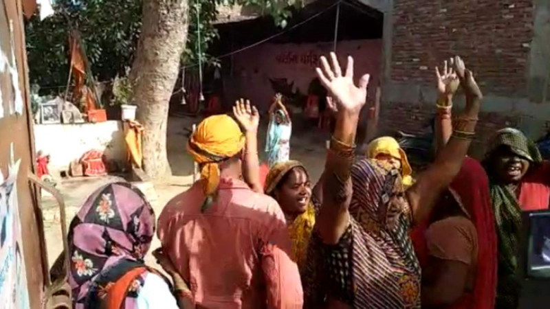 Agra News: मंदिर के अंदर बन्द कर दी गईं बुजुर्ग महिलाएं, भाजपा विधायक ने पुलिस पर लगाए ये आरोप