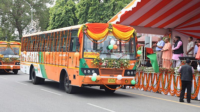 UP Roadways: अब यूपी के हर जिले से राष्ट्रीय राजधानी दिल्ली के लिए सफर आसान, सीएम योगी ने सौ बसों को दिखाई हरी झंडी