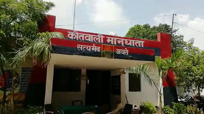 Pratapgarh News: चौराहे पर बेखौफ बदमाशों ने दौड़ा कर मारी गोली, पुलिस फोर्स तैनात