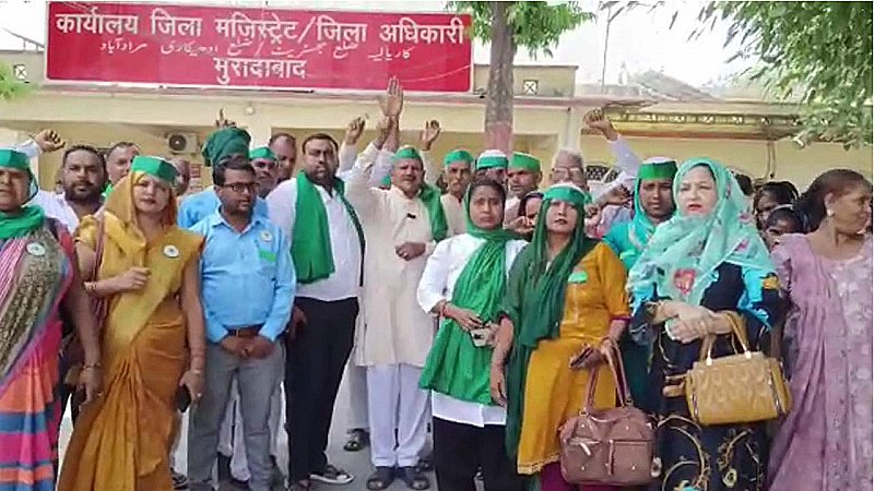 Moradabad News: बृजभूषण की गिरफ्तारी को लेकर महिला किसानों ने कलेक्ट्रेट पर किया प्रदर्शन