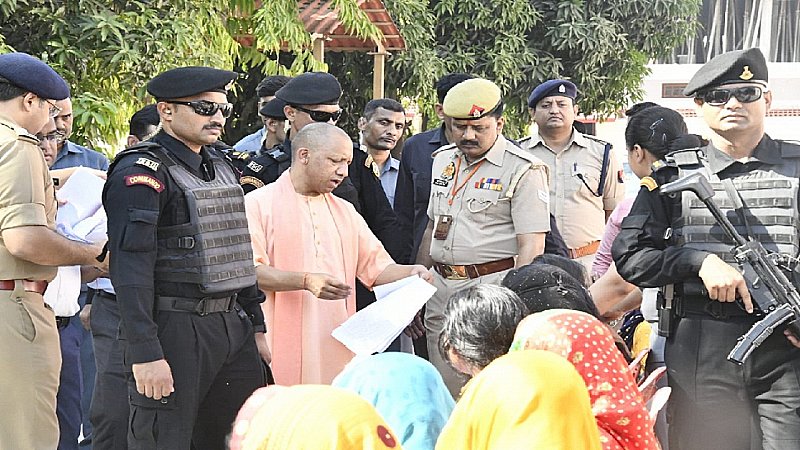 CM Yogi in Gorakhpur: सीएम योगी आदित्यनाथ ने जनता दर्शन में लोगों की सुनी फरियाद, अधिकारियों को दिए निस्तारण के निर्देश