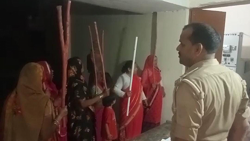 Fatehpur News: आधी रात में डंडा लेकर पावर हाउस पहुंचा ‘गुलाबी गैंग’, जानिए पूरा मामला