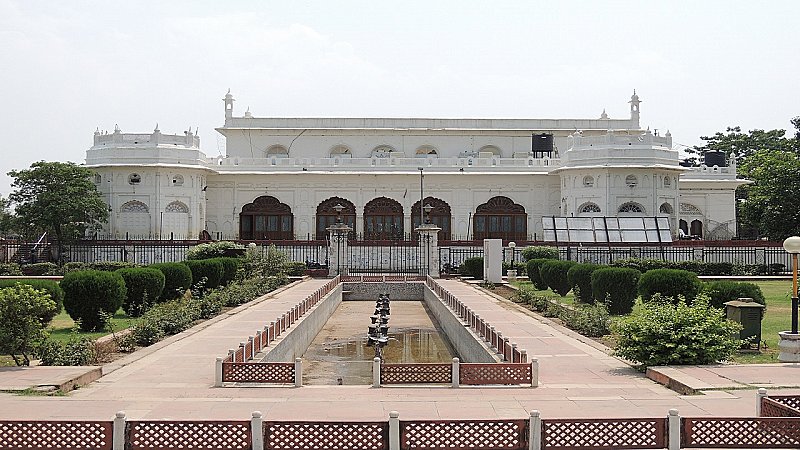 Lucknow Safed Baradari: बेहद ही खास है लखनऊ में स्थित सफेद बारादरी, जहां रहती है पर्यटकों की भीड़, जानिए इसका इतिहास