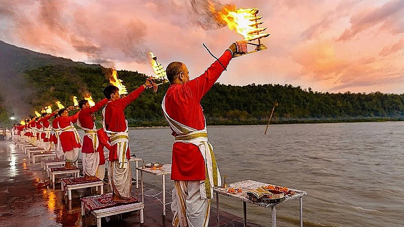 Varanasi Ganga Aarti: विश्व प्रसिद्द है गंगा आरती, जिसका हिस्सा बनने के लिए उत्साहित रहते हैं पर्यटक, जानिए खासियत