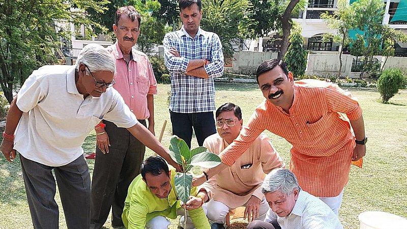 CM Yogi Birthday: भोजपुरी समाज ने कुछ अलग अंदाज में मनाया सीएम योगी का जन्मदिन, लगाए पौधे