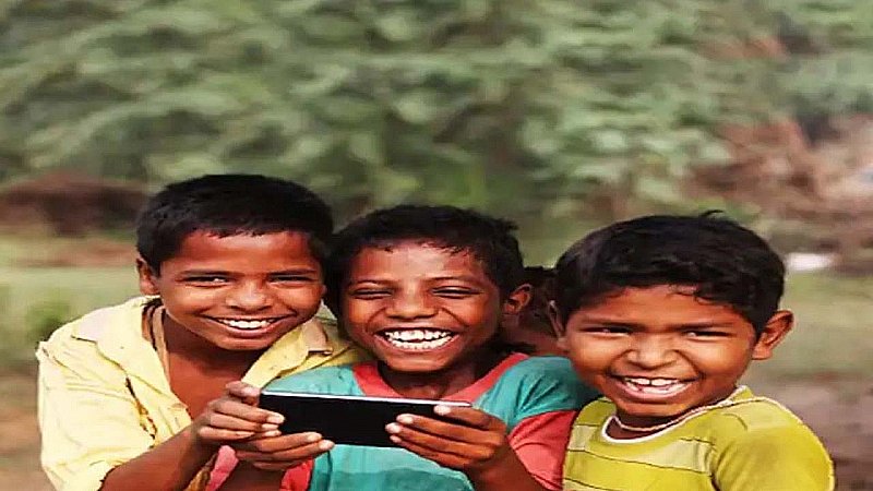 Side Effects of Smartphone: इस गांव ने बच्चों के लिए स्मार्टफोन को बैन किया