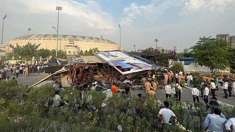 Lucknow News: बड़ी लापरवाही! तेज आंधी से गिरा इकाना स्टेडियम का बोर्ड, तीन लोग दबे, दो की मौत