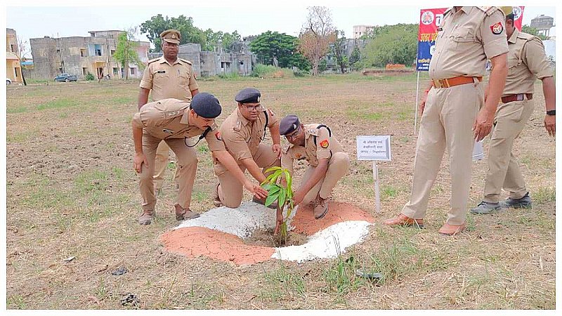 Siddharthnagar News: पुलिसकर्मियों ने लिया पर्यावरण की सुरक्षा करने का संकल्प, जागरूकता का दिया संदेश