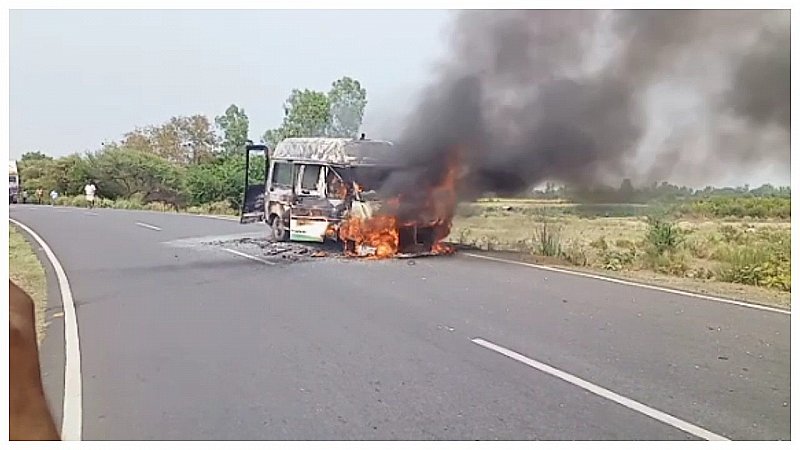 Hardoi News: सड़क पर दौड़ रही एम्बुलेंस आग के गोले में हुई तब्दील, रुक गया यातायात, जाने क्या रही आग की वजह