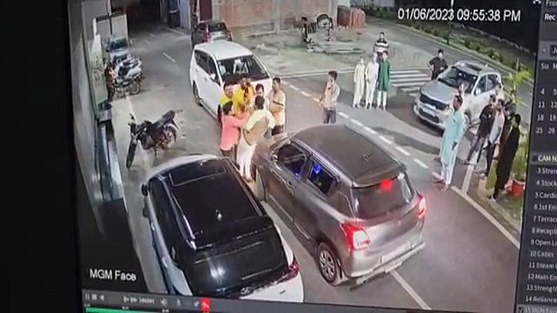 Pilibhit News:राज्यमंत्री के काफिले की कार हटाने को कहा तो गुर्गों ने कर दी युवक की धुनाई, वायरल हुआ वीडियो तो मचा हड़कंप