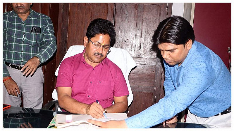 Pratapgarh News: नए डीएम ने किया कार्यभार ग्रहण, जानिए कैसे हैं प्रतापढ़ के नए जिलाधिकारी