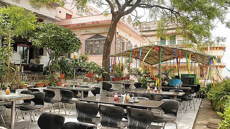 Famous Restaurants in Varanasi: वाराणसी में लेना है मस्त खाने का मजा, तो बेस्ट हैं ये रेस्टोरेंट, जहां मिलती हर डिश