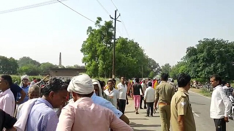 Firozabad News: बिजली के करंट से दो किसानों की मौत, एक झुलसा, ग्रामीणों ने किया हंगामा
