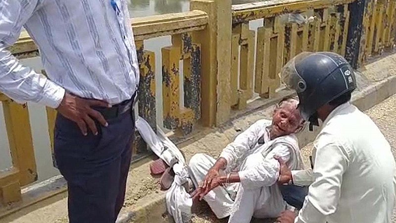 Etawah News: यमुना पुल पर आत्महत्या करने पहुंची बुजुर्ग महिला को राहगीर ने बचाया, पुलिस को दी जानकारी