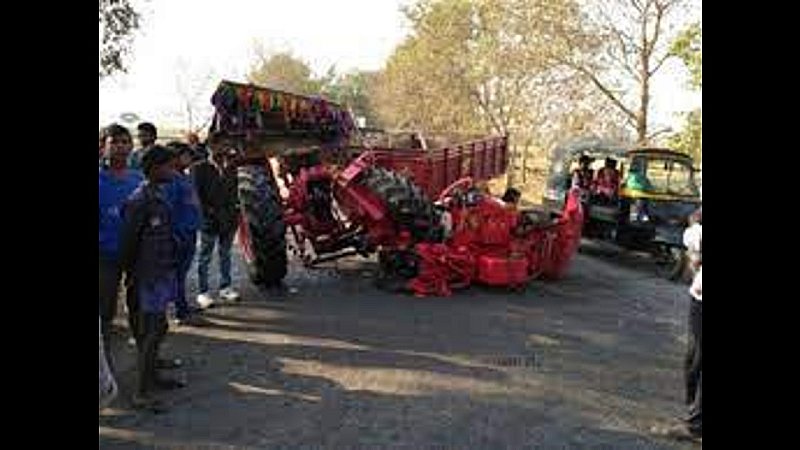 Lakhimpur Road Accident: लखीमपुर में दर्दनाक सड़क हादसा, ट्रैक्टर से टक्कर फिर लग गई आग, चार की मौत