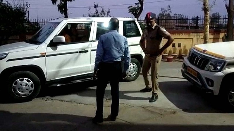 Sonbhadra News: वाहनों के छुड़ाने में हुए फर्जीवाड़े की जांच को धमकी टीम, देर तक खंगाले गए रिकॉर्ड