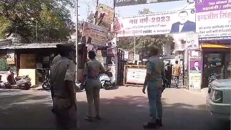 Jhansi News: अदालत परिसर में चप्पे-चप्पे की ली गई तलाशी, जानिए स्पेशल डीजी कानून-व्यवस्था प्रशांत कुमार के निर्देश