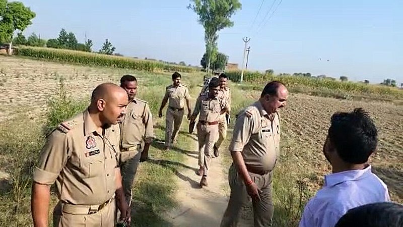 Aligarh News: भुखमरी और आर्थिक तंगी के चलते पेड़ पर लटककर युवक ने की खुदकुशी, फॉरेंसिक टीम के साथ मौके पर पहुंची पुलिस