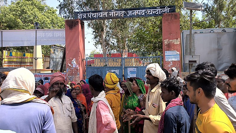 Chandauli News: काम करा लिया लेकिन नहीं दी मजदूरी, मनरेगा श्रमिकों ने ब्लॉक मुख्यालय का किया घेराव
