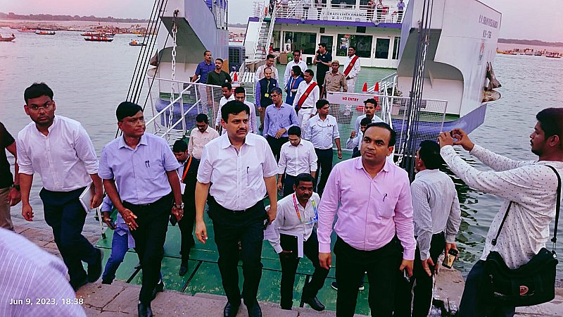 Varanasi News: कमिश्नर-जिलाधिकारी ने अधिकारियों के साथ जी-20 कार्यक्रम की तैयारियों का किया निरीक्षण