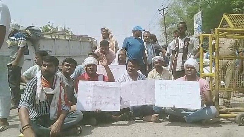 Varanasi News: सीर गोवर्धन क्षेत्र में बिजली की समस्या से जूझ रहे लोगों ने किया चक्का जाम