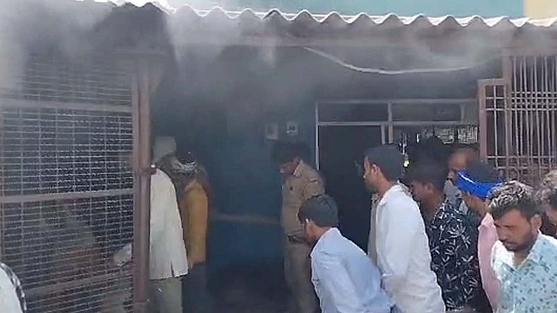 Kannauj News: निगम मंडी में दुकान में लगी आग गोदाम तक पहुंची, लाखों रुपए का माल जलकर हुआ राख
