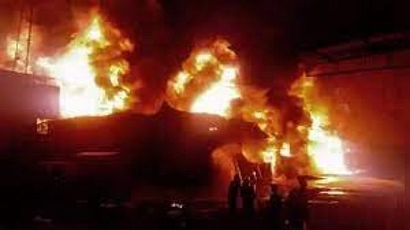 Ghaziabad Fire: गाजियाबाद में भीषण अग्निकांड, दो लोग जिंदा जले, आग पर काबू पाने की हो रही कोशिश