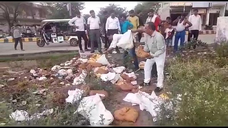 Mathura: खाद्य विभाग ने 4 क्विंटल मिलावटी पेड़ा कराया नष्ट, मिलावटी व नकली खाद्य पदार्थो की बिक्री करने वाले निशाने पर