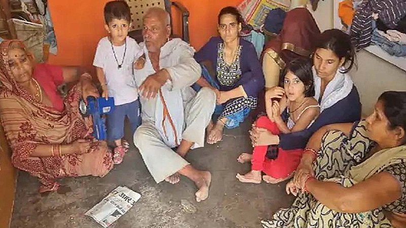 Jhansi News: बदमाशों का राजापुर गांव में धावा, दो मकानों से चुराया लाखों का माल