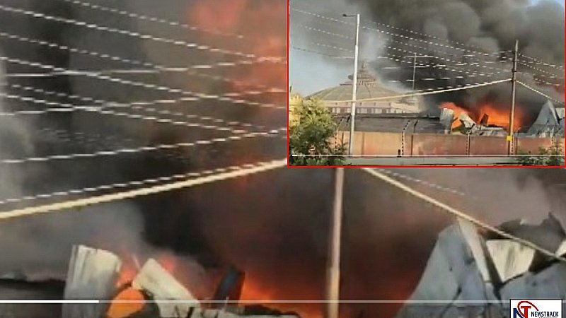 Mathura News: मथुरा प्रेम मंदिर के पीछे गोदाम में लगी भीषण आग, दमकल की गाड़ियां पहुंची
