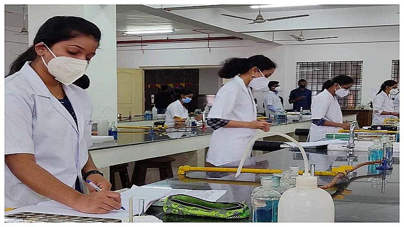 UP News: 13 सरकारी मेडिकल कॉलेजों ने मानक नहीं किए पूरे, 1300 MBBS सीटों की पढ़ाई अधर में...अगले सत्र का इंतजार!