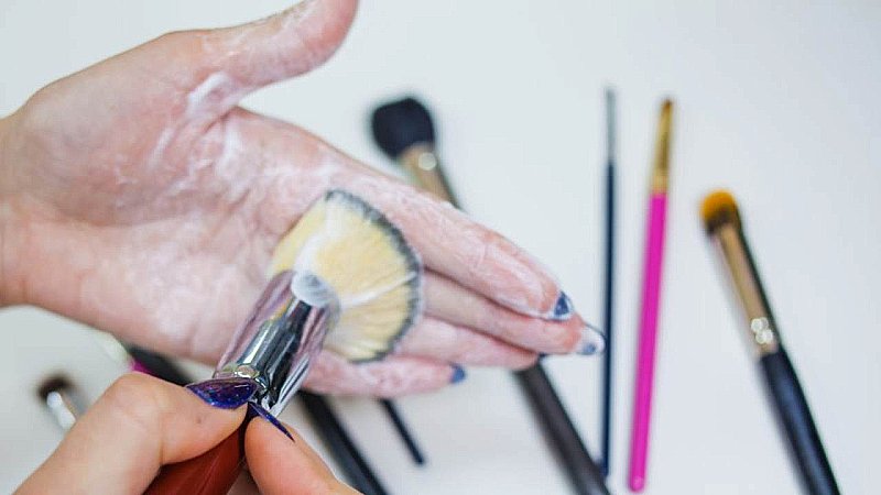 How to Clean Your Makeup: कैसे आप अपने मेकअप एक्सेसरीज को आसानी से कर सकते हैं साफ, अपनाइये ये टिप्स