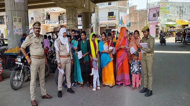 Fatehpur News: महिला अपराध पर लगेगा लगाम, एंटी रोमियो टीम ने महिलाओं को हेल्पलाइन नंबर की जानकारी देकर किया जागरूक