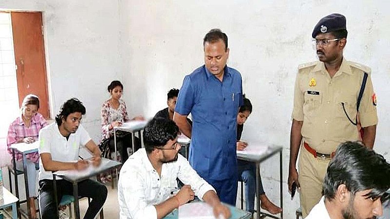 Jhansi News: 1300 परीक्षार्थियों ने छोड़ी संयुक्त बीएड प्रवेश परीक्षा, 13 परीक्षा केंद्रों पर शांतिपूर्वक संपन्न