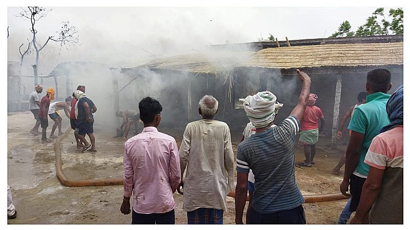 Ballia News: गांव में लगी आग ने लिया विकराल रूप, देखते ही देखते 35 घरों को किया खाक