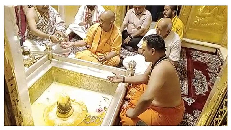 Varanasi News: सीएम योगी आदित्यनाथ दो दिवसीय दौरे पर वाराणसी पहुंचे, काशी विश्वनाथ मंदिर और काल भैरव मंदिर में किए दर्शन
