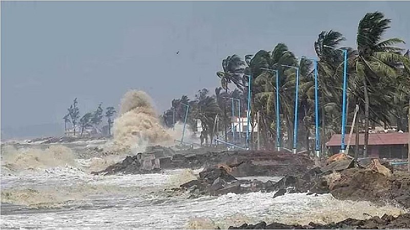 Live |  Cyclone Biparjoy Live Updates: बिपरजॉय का तांडव जारी, 4600 गांव प्रभावित, तीन हाइवे बंद, दो मौत, 22 घायल