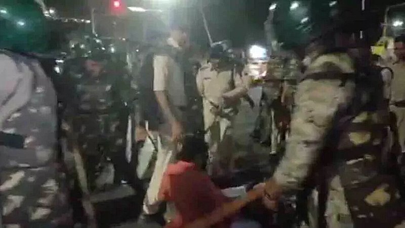 MP News: आधी रात लाठियों से पीटे गए बजरंग दल कार्यकर्ता, पुलिसकर्मियों ने दौड़ा-दौड़ा कर मारा, जानें पूरा मामला