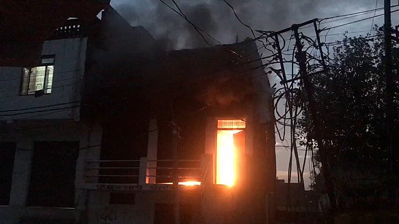 Firozabad News: सुबह-सुबह आग कांड से दहला फिरोजाबाद, लपटें देख मोहल्ले में मच गई चीख पुकार