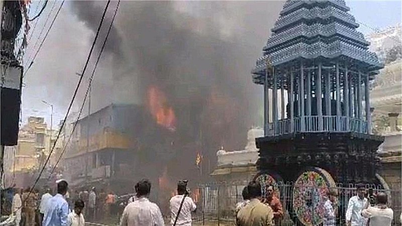 Fire in Tirupati: तिरुपति में गोविंदराजा मंदिर के पास दुकान में लगी भीषण आग