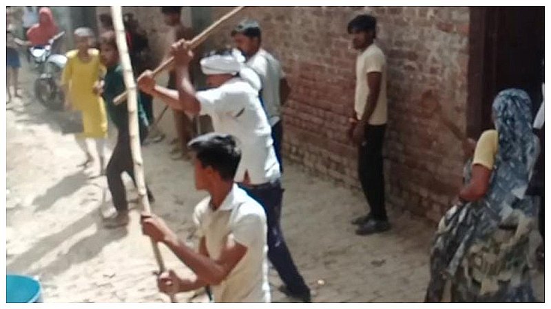 Unnao News: पुरानी रंजिश को लेकर दो पक्षों में जमकर चले लाठी-डंडे, मारपीट का वीडियो हुआ वायरल