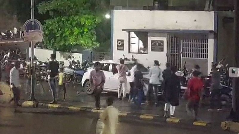 Gujarat News: जूनागढ़ में भयानक बवाल, दरगाह को नोटिस देने पर भीड़ ने पुलिस चौकी पर किया हमला, एक की मौत, 174 हिरासत में