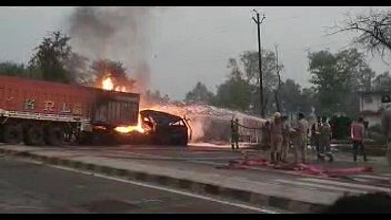 Barabanki Accident: सुबह-सुबह भीषण सड़क हादसा, कंटेनर और डीजल भरे टैंकर में जबरदस्त भिड़ंत, ड्राइवर क्लीनर जिंदा जले