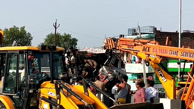Kanpur News: खड़े ट्रक में ट्रेलर ने मारी जोरदार टक्कर, केबिन में फंसा चालक पुलिस से बोला-दर्द बहुत हो रहा निकाल लो साहब